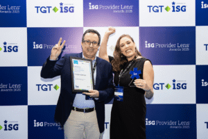 Nosso CFO, Daniel Venturini, ao lado da nossa Sales Director, Michelle Santiago recebendo o reconhecimento de Rising Star no Sourcing Industry Awards