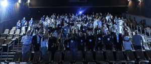No palco do Cinépolis, Samuel Corado, Managing Director na ília, e Hudson Gutemberg, Product Owner na Brasilprev, apresentaram um dos primeiros cases de Agentforce na América Latina, aplicado ao setor de previdência privada.